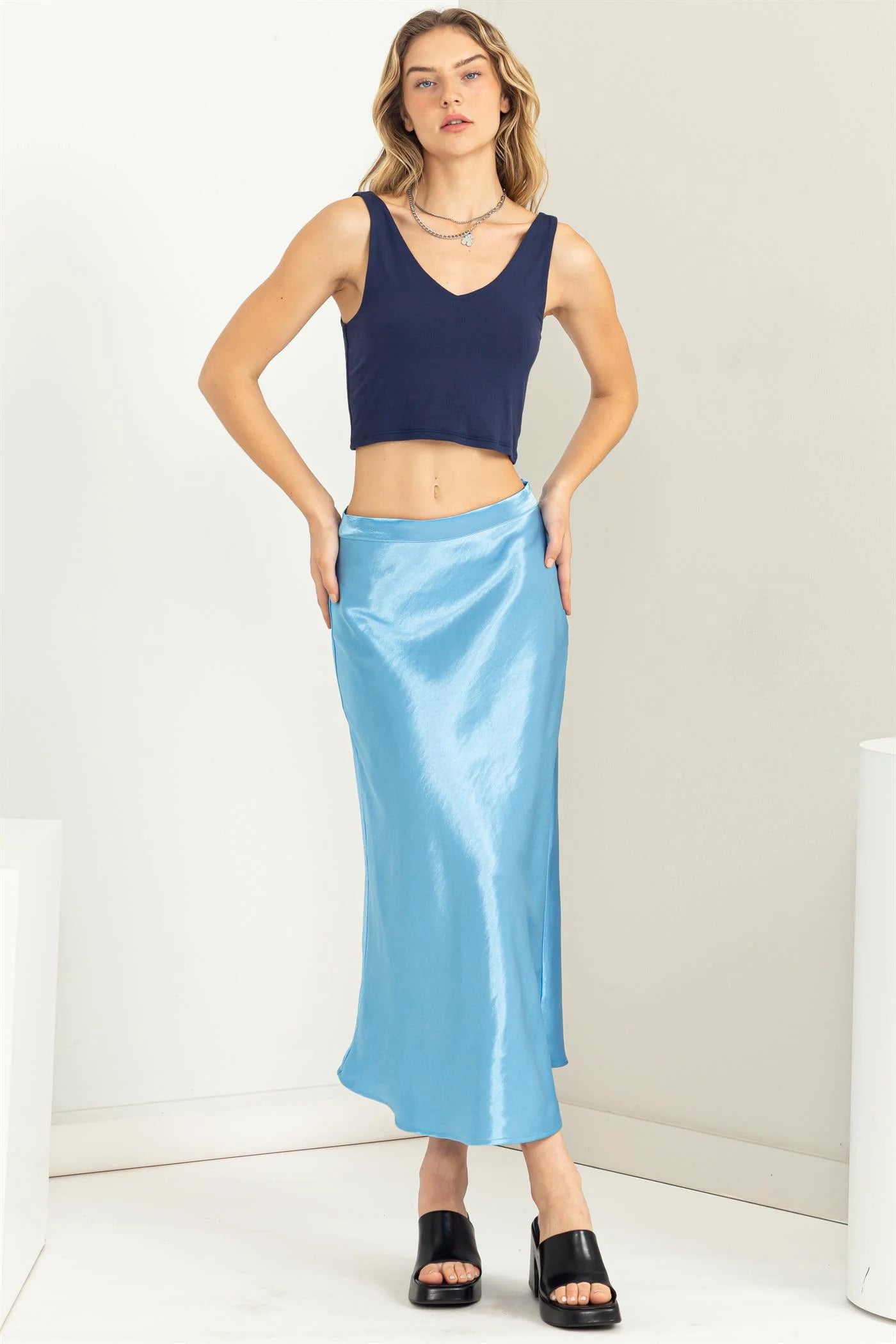 LIQUID CROPPED V NECK TANK TOP