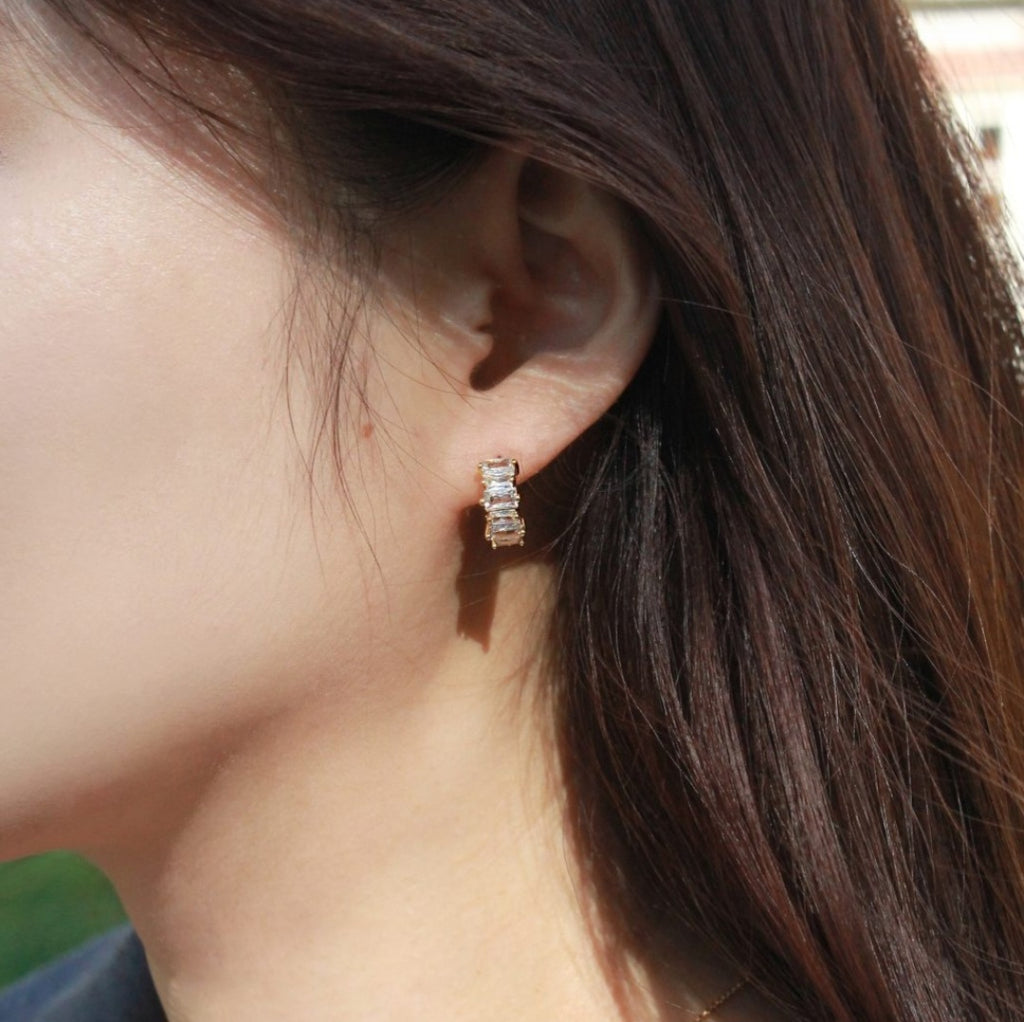CZ baguette HUGGIE EARRING GOLD MOD 